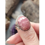 Bague rhodocrosite rose ovale en argent 925 réglable, portée au doigt; apporte douceur, apaisement, réconfort émotionnel.