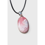 Pendentif rhodochrosite ovale rose marbré en argent 925 sur cordon noir, présenté sur fond blanc, pierre naturelle reliée à la douceur intérieure, à la paix du cœur et à la sérénité.