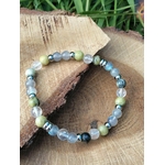 Bracelet vampire énergétique en labradorite, serpentine et cristal de roche sur bois avec carte et feuillage, protection énergétique, récupération intérieure et esprit plus net