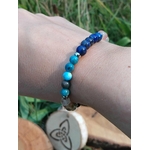 Bracelet minceur porté au poignet avec décor végétal et galet gravé, lapis-lazuli, apatite et tourmaline melon d’eau pour volonté stable et énergie plus légère