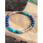 Bracelet minceur 6 mm porté au poignet, perles bleues et rose-vert en lapis-lazuli, apatite et tourmaline melon d’eau pour confiance et maîtrise des impulsions