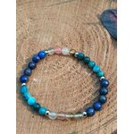 Bracelet minceur sur décor bois, lapis-lazuli bleu nuit, apatite bleu-vert et tourmaline melon d’eau avec intercalaires argentés pour discipline douce et équilibre émotionnel