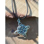 Collier sur cordon noir avec pendentif nœud de sorcière argenté, décor bois et écorce sombre en lumière naturelle, lien protecteur et style ésotérique