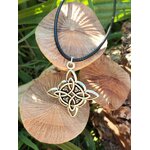 Collier sur cordon noir avec pendentif nœud de sorcière argenté, décor champignons et feuillage en lumière naturelle, harmonie et protection