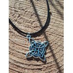 Collier cordon noir avec pendentif nœud de sorcière argenté sur rondelle de bois nervurée, lumière douce et ancrage symbolique