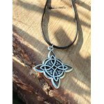Collier nœud de sorcière argenté sur cordon noir, décor écorce et bois texturé, lumière chaude et symbole d’union continue