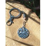 Porte-clés/bijou de sac Odin Sleipnir, pierre de soleil et grenat, sur rondin de bois avec herbes, création Magic Gaïa : ancrage, vitalité, courage.