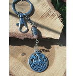 Porte-clés Odin Sleipnir en extérieur, pierre de soleil et grenat, rondin de bois. Création Magic Gaïa : Sleipnir, élan et protection pour avancer.