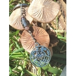 Bijou de sac Odin Sleipnir avec pierre de soleil et grenat, décor champignons et végétation. Création Magic Gaïa : motivation, force, stabilité.