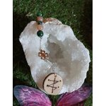 Bijou de rétroviseur sigil de chance (symbolisme : chance, protection, intention positive en route), perles vertes et pêche, pendentif bois gravé sur géode blanche et mousse. Création Magic Gaïa.