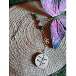 Bijou de rétroviseur witch, sigil de chance gravé, perles vertes et pêche, trèfle cuivre, cordon noir, présenté sur rondin de bois. Création Magic Gaïa