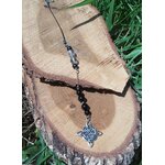 Bijou de rétroviseur « nœud de sorcière » : perles noires sur cordon bleu, pendentif nœud celtique argenté/bleuté, posé sur tranche de bois avec feuillage vert. Création Magic Gaïa, pour protection, ancrage et paix intérieure.