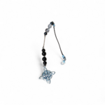 Bijou de rétroviseur « nœud de sorcière » : perles de tourmaline noire sur cordon, petit pendentif nœud celte argenté. Photo sur fond clair minimaliste. Création Magic Gaïa, symbole de protection, ancrage et apaisement