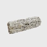 Bâton de sauge blanche à brûler (fumigation/smudge) ficelé, présenté seul sur fond blanc. Accessoire ésotérique pour rituel, méditation et purification énergétique, nettoyage des lieux, protection, clarté mentale et apaisement.