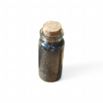 Sel noir ritualisé fait maison Magic Gaïa en flacon verre avec bouchon liège, photo sur fond blanc; usage rituel protection, purification, ancrage, nettoyage énergétique, coupure des énergies lourdes et soutien des intentions.