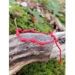 Bracelet rouge 7 nœuds réglable sur tronc moussu, bracelet porte-bonheur pour force intérieure et ancrage