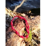 Bracelet rouge 7 nœuds sur bois texturé et mousse, talisman rouge pour détermination, recentrage et confiance