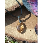 Pendentif citrine sur cordon noir, posé sur champignon beige avec touches de cartes colorées, pierre naturelle associée à l’optimisme, à l’enthousiasme et à la confiance douce.