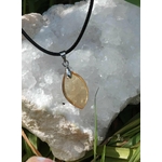 Pendentif citrine sur cordon noir, posé sur amas de quartz blanc en décor naturel, pierre naturelle évoquant la clarté d’esprit, la présence à soi et le dynamisme.