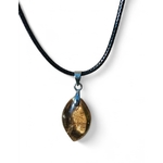 Pendentif citrine sur cordon noir, photo sur fond blanc, pierre naturelle reliée à la lumière intérieure, à l’assurance et à l’énergie rayonnante.