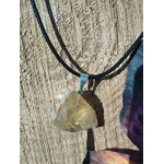 Pendentif citrine brute sur cordon noir, photo sur bois vieilli avec carte sombre en bord, pierre naturelle reliée à la volonté, à la présence à soi et à la chaleur réconfortante.