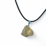 Pendentif citrine brute sur cordon noir, photo sur fond blanc, pierre naturelle reliée à la vitalité, à la clarté d’esprit et à l’assurance.