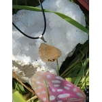 Pendentif citrine brute sur cordon noir, photo sur amas de quartz blanc avec brin d’herbe et carte rose à pois, pierre naturelle associée au dynamisme, à la lucidité et à l’énergie positive.