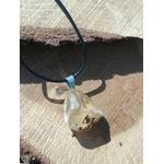 Pendentif citrine brute sur cordon noir, photo sur bois clair en gros plan, pierre naturelle associée à l’élan intérieur, à la chaleur solaire et à la confiance paisible.