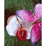 Pendentif bois Gaïa rond gravé sur cordon noir avec perles bois, posé sur amas de quartz et mousse verte, décor minéral et végétal