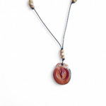 Pendentif bois Gaïa rond gravé sur cordon noir réglable avec perles bois, photo sur fond blanc, bijou nature au symbole Terre-Mère