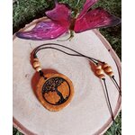 Pendentif Arbre de Vie en bois gravé sur cordon noir réglable avec perles bois, posé sur rondin, mousse et papillon violet, symbole du cycle de vie