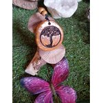 Collier pendentif Arbre de Vie en bois gravé sur cordon noir réglable avec perles bois, décor champignons, vitalité douce et renouveau naturel