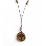 Pendentif Arbre de Vie en bois sur cordon noir réglable avec perles bois, photo sur fond blanc, bijou naturel au style simple et symbolique