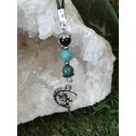 Bijou de téléphone création Magic Gaïa sur amas de quartz et mousse, cordon noir, perles amazonite, aqua terra et agate mousse, petite perle noire, breloque dragon argentée, apaisement, communication, ancrage, équilibre émotionnel.