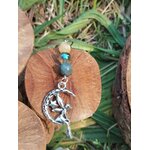 Bijou de téléphone création Magic Gaïa sur rondin de bois, cordon noir, perles calcite jaune, aqua aura et agate mousse, breloque fée argentée, décor feuilles vertes, joie, clarté, apaisement, ancrage, équilibre émotionnel.