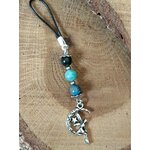 Bijou de téléphone création Magic Gaïa sur fond bois, cordon noir avec perles amazonite, agate mousse et aqua terra, breloque fée métal argenté, style bohème, apaisement, communication, ancrage, équilibre émotionnel.