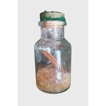 Spell jar abondance Magic Gaïa sur fond blanc, fiole en verre avec cire verte, riz et bâton de cannelle