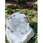 Bracelet clairvoyance Magic Gaïa sur amas de quartz blanc dans l’herbe, Quartz Seven et Péristérite, clarté mentale et protection douce