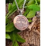 Collier arbre de vie à médaillon rond argenté sur chaîne fine, décor bois brut et feuillage, calme du mental et sérénité protectrice