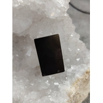 Plaque de shungite adhésive pour téléphone (anti-ondes) posée sur amas de quartz blanc, photo produit Magic Gaïa, vertus variées : protection énergétique, ancrage, recentrage, apaisement.