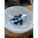 Plaques de shungite pour téléphone (stickers anti-ondes) posées dans un bol blanc de purification, photo produit Magic Gaïa, vertus variées : ancrage, protection, apaisement énergétique.