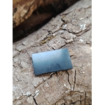 Plaque de shungite adhésive pour téléphone (anti-ondes) posée sur écorce de bois, photo produit Magic Gaïa, vertus variées : protection énergétique, ancrage, apaisement, équilibre