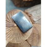 Plaque de shungite adhésive pour téléphone (anti-ondes) posée sur champignon décoratif naturel, photo produit Magic Gaïa, vertus variées : protection énergétique, ancrage, apaisement, recentrage.