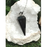 Pendule facetté en shungite noire personnalisable, posé sur cristal de quartz, ambiance naturelle, purification, centrage, stabilité, intuition • Magic Gaïa