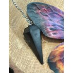 Pendule shungite noire personnalisable, photo décor complet avec pierres et rondin de bois, radiesthésie/divination, protection, ancrage, sérénité