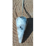 Pendule en péristérite (pierre de lune) facettée personnalisable sur demande, chaîne argentée, gros plan sur rondin de bois, décor naturel, radiesthésie/divination, intuition, apaisement, clarté, protection douce, équilibre émotionnel