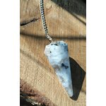 Pendule en péristérite (pierre de lune) facettée personnalisable sur demande, chaîne argentée, posé sur rondin de bois, décor naturel, radiesthésie/divination, intuition, apaisement, clarté, protection douce, équilibre émotionnel • Magic Gaïa