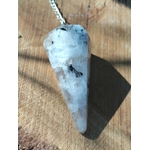 Pendule en péristérite (pierre de lune) facettée personnalisable sur demande, chaîne argentée, gros plan sur rondin de bois, décor naturel, radiesthésie/divination, intuition, apaisement, clarté, protection douce, équilibre émotionnel