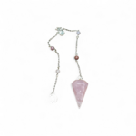 Pendule en quartz rose facetté personnalisable sur demande, chaîne argentée avec perle, photo sur fond blanc, radiesthésie/divination, douceur, apaisement, amour de soi, réconfort, harmonie émotionnelle