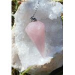 Pendule en quartz rose facetté personnalisable sur demande, chaîne argentée, posé sur amas de quartz blanc, décor naturel (mousse/herbes), radiesthésie/divination, douceur, apaisement, amour de soi, réconfort, harmonie émotionnelle